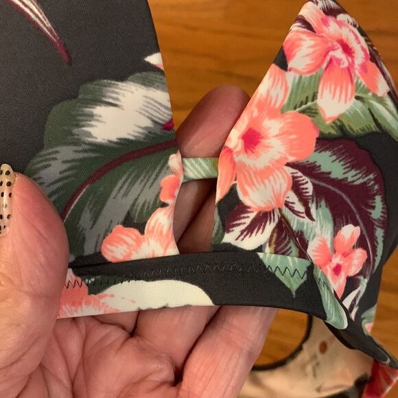 Shade & Shore Size 34B bikini top charcoal gray floral - Picture 2 of 4